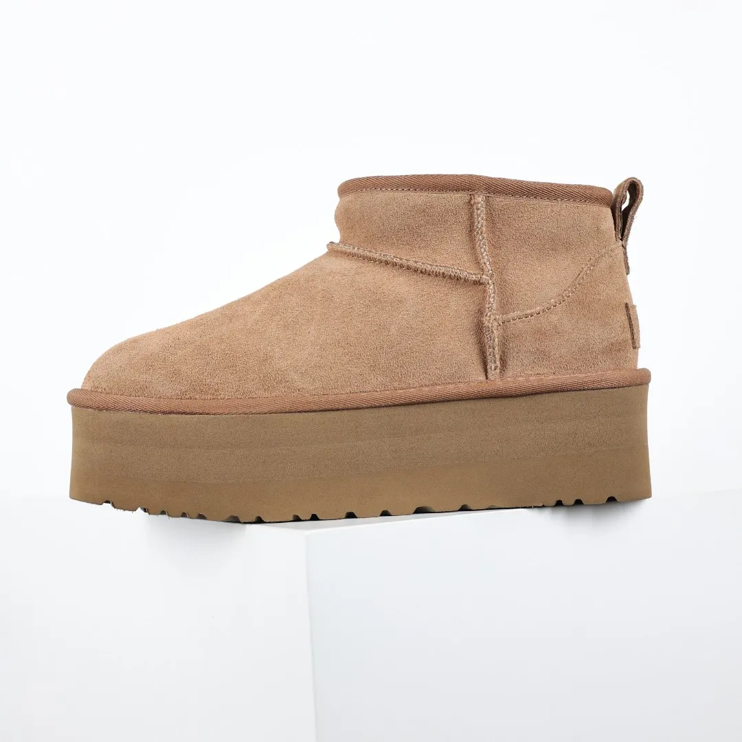 Pick up locally 💰560 Core recommended good price In the new year, uug launched a series of styles, which are partially geared towards the preferences of young consumers and have also moved to the forefront of fashion trends. Shoe body material: water-repellent coated suede upper, 17mm UGGPURE™ implantable wool insole, lightweight non-slip and comfortable rubber outsole, with brand LOGO and trademark, with full packaging Size: 35 36 37 38 39 40